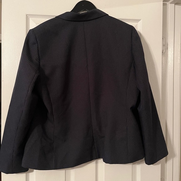 Le Suit. Women’s Suit Jacket. Size 18. Black/White Stripe. One Button Closure. - Picture 2 of 3